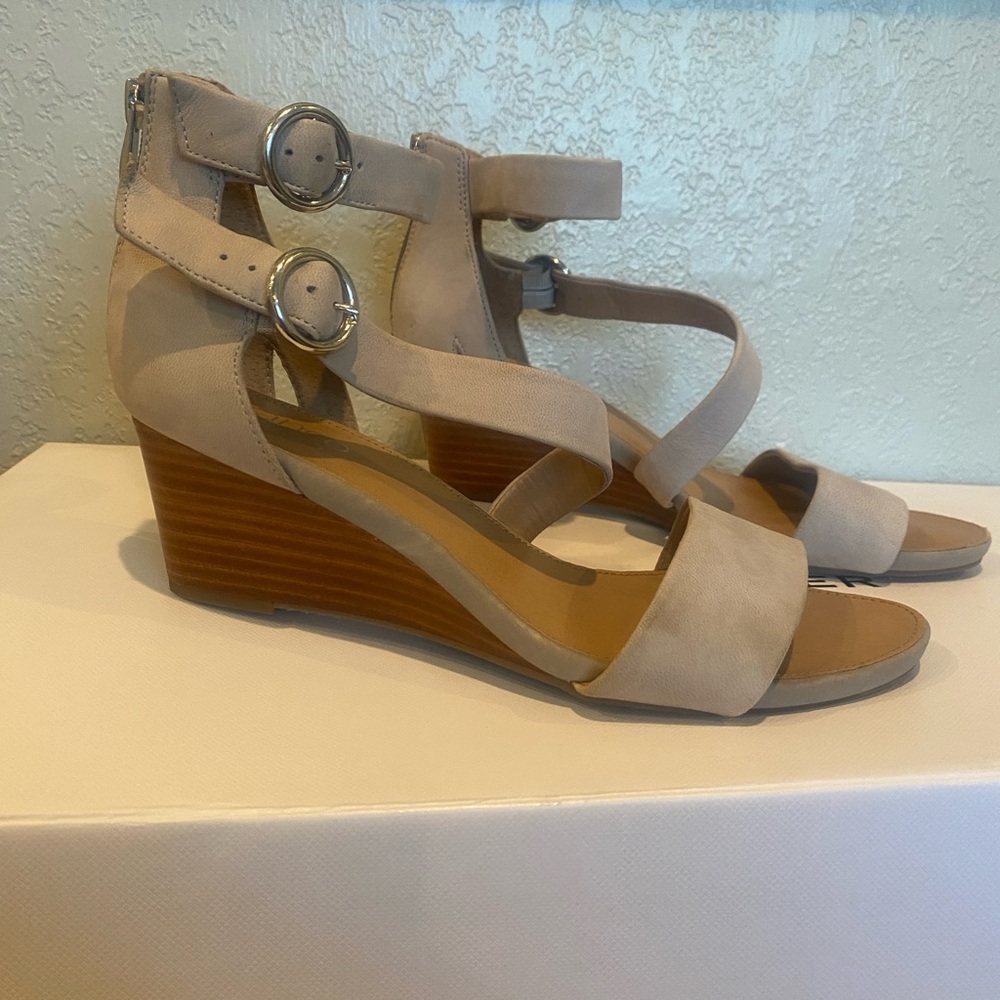 Women’s shoes, Franco Sarto wedges, sz 8.5 taupe, never worn but no tags